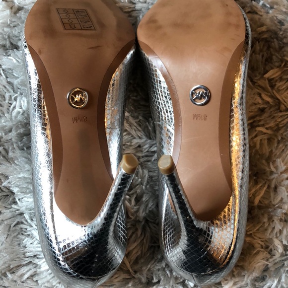 Michael Kors Claire metallic embossed silver pumps - Picture 5 of 6